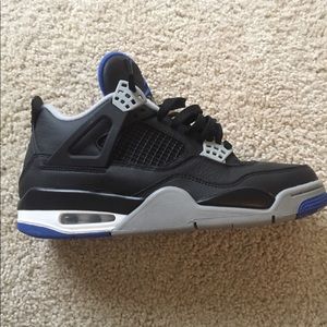 Air Jordan 4 retro. Been worn a little bit